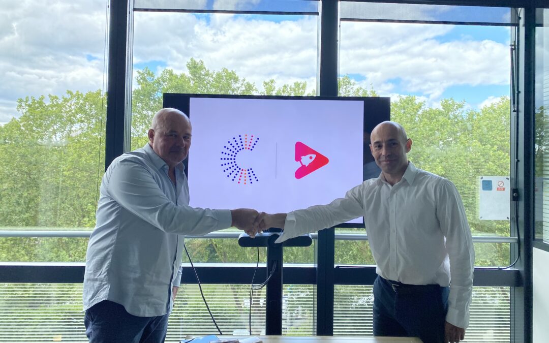 Philippe Bonpunt et Pierre Roulph se serrant la main pour marquer leur alliance